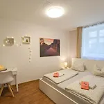 Apartment Helle Fuer Familien Und Gruppen Mit Pool, Sauna & Terrasse
