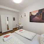 Helle Fuer Familien Und Gruppen Mit Pool, Sauna & Terrasse Apartment