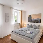 Apartment Helle Fuer Familien Und Gruppen Mit Pool, Sauna & Terrasse